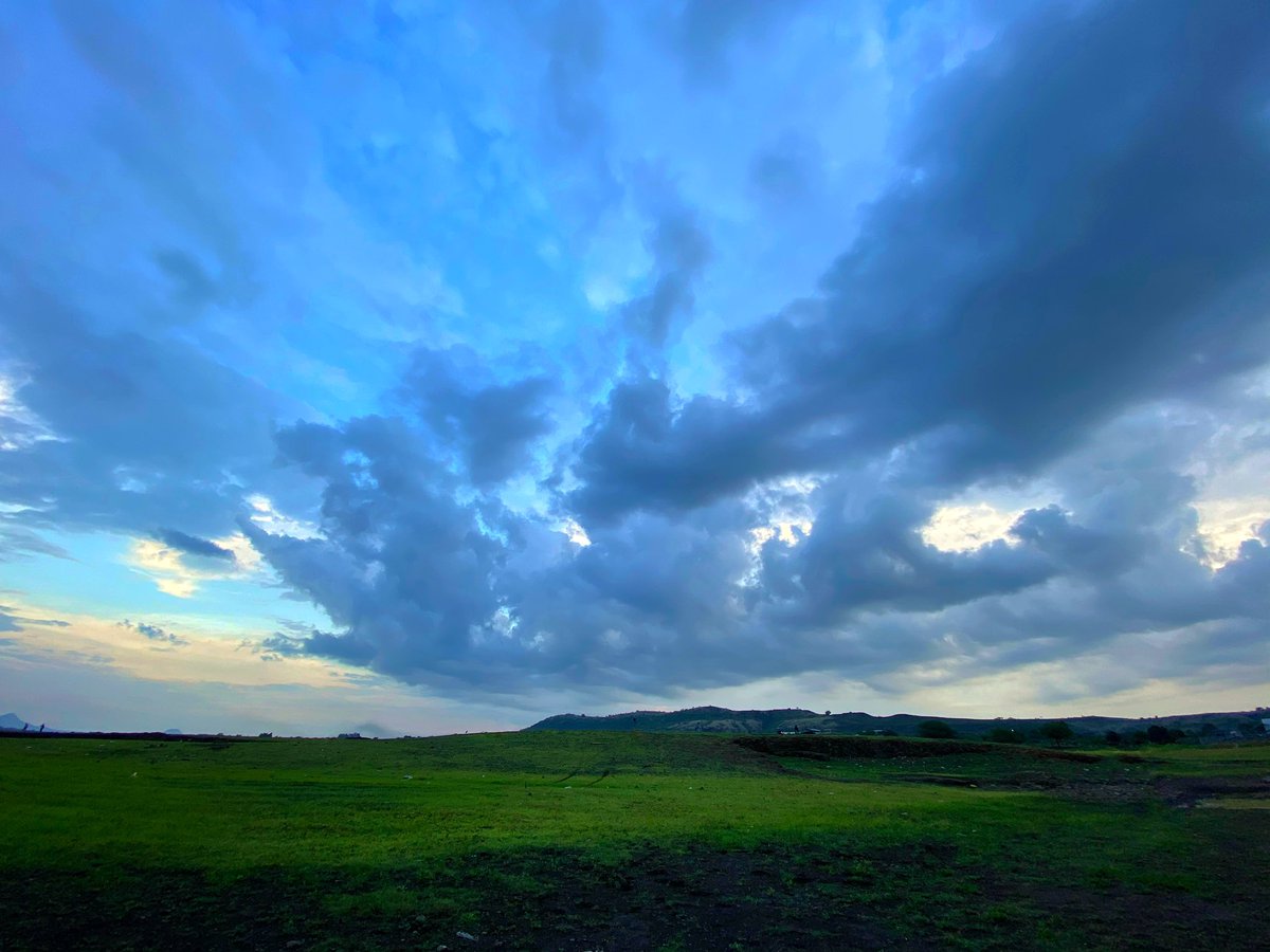 VeerSairaj's tweet photo. If Windows XP Wallpaper was clicked in #Nashik
.
#Nashikbackwater #sulawineyard #Nashikphotography #iphone11 #NashikCityUpdates #NashikFightsCorona #nashiklockdownupdates #windows https://t.co/OxG0ewldDr
