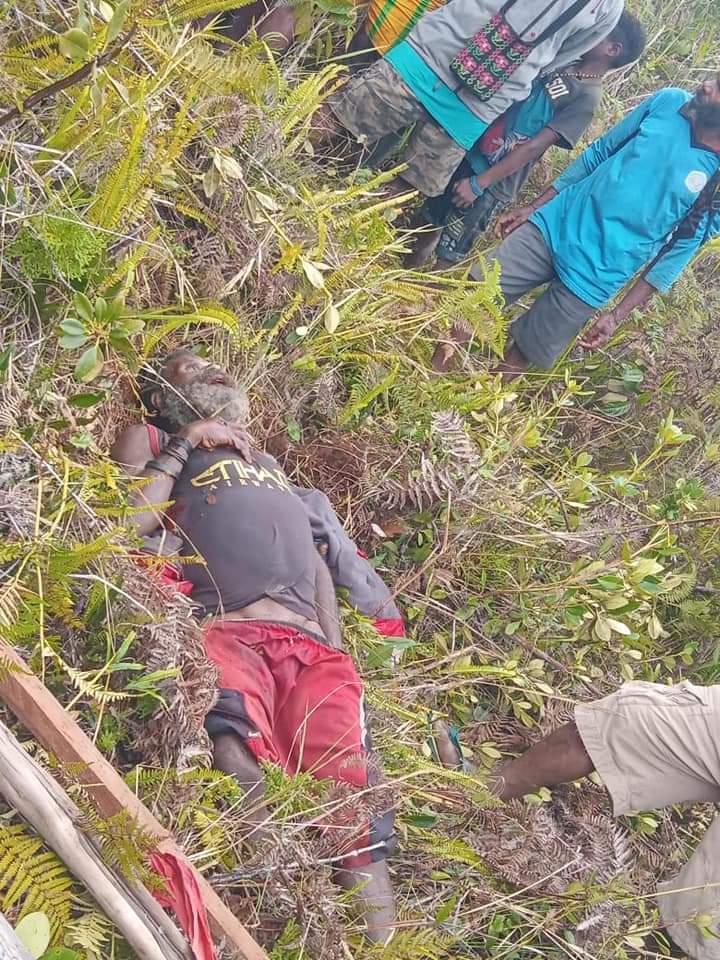 SAPAPUA96's tweet photo. Info:
Ilaga, 04 Juni 2021
 Trjdi pnmbakan trhdap msyarakt sipil oleh TNI polri di Ilaga tadi pgi skitar jam 6.00 pgi di kmpung Nipulame Dsrik Ilaga kbupten Puncak.
Nm Nm krban mninggal sbb:
1.Petianus Kogoya, Kpla Kmpung.
2. Patena Murib, istri kpla kmpung 
3. Melius Kogoya Wrga https://t.co/0BatyNsgx0