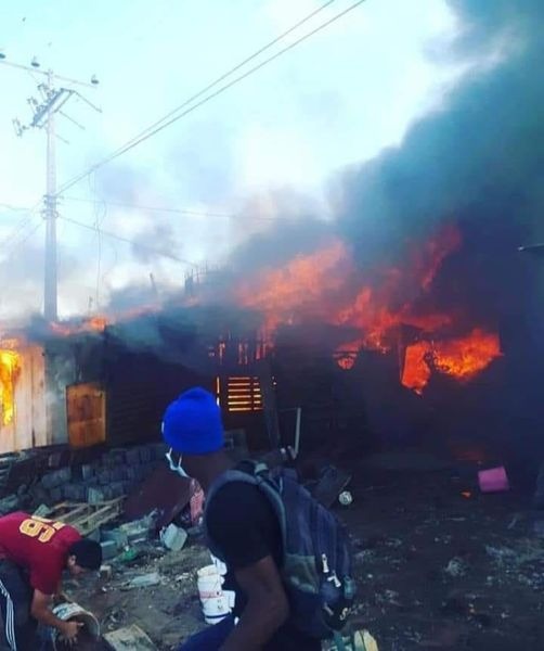 informacionechi's tweet photo. #Alto_Hospicio
🔴 Incendio en Tomas del Boro.
Se espera unidades de emergencias ya que en el lugar no cuentan con agua para poder combatir las llamas https://t.co/feXsU8GmkJ
