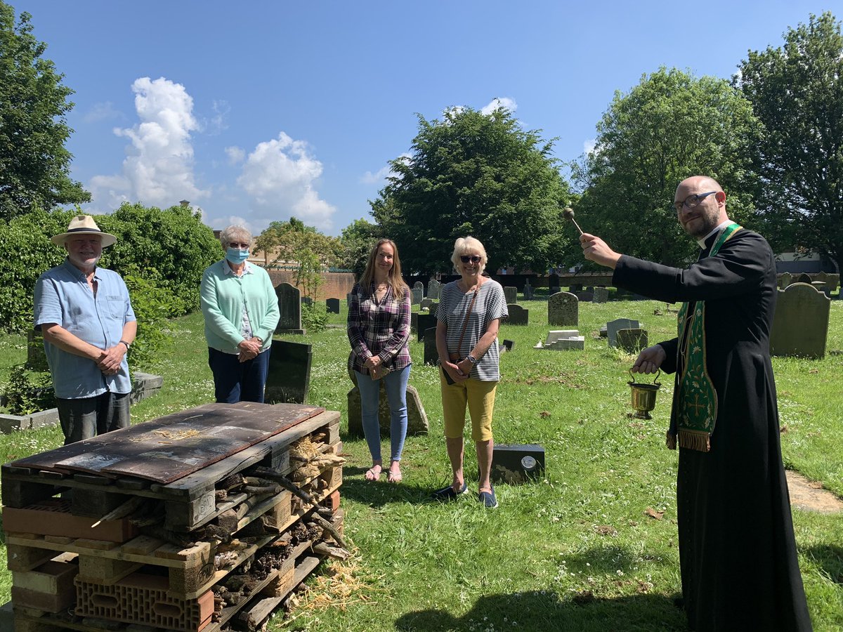 In this #WorldEnvironmentDay and beginning of #ChurchesCountOnNature we constructed and blessed an “Air Bee&Bee” in the churchyard.
The new bug hotel was officially opened by our Town Mayor.