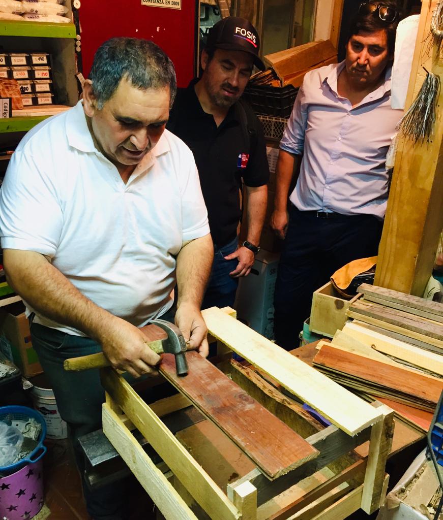 FOSIS_Maule's tweet photo. ☝️ En el #DíaDelMedioAmbiente destacamos el trabajo y gran aporte de los cientos de recicladores* de la Región del #Maule que con apoyo del @FOSIS_Chile mejoran su oficio y fomentan el cuidado del medio ambiente y el reciclaje 👏

(* Fotos de marzo de 2020, previo a la pandemia) https://t.co/fh0I60E9a5