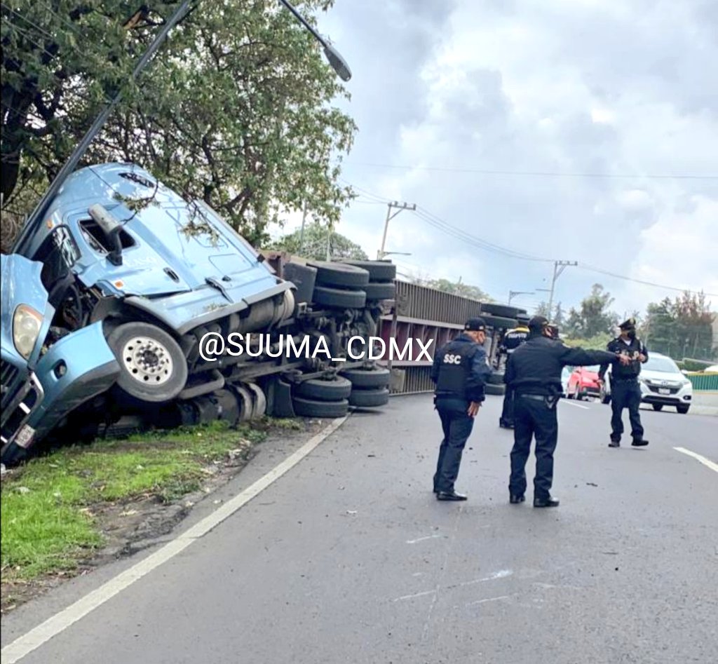 PRECAUCIÓN: Estamos en la carretera México Toluca km 15 hacia Constituyentes por #volcadura, sin lesionados. 🚑⚠️