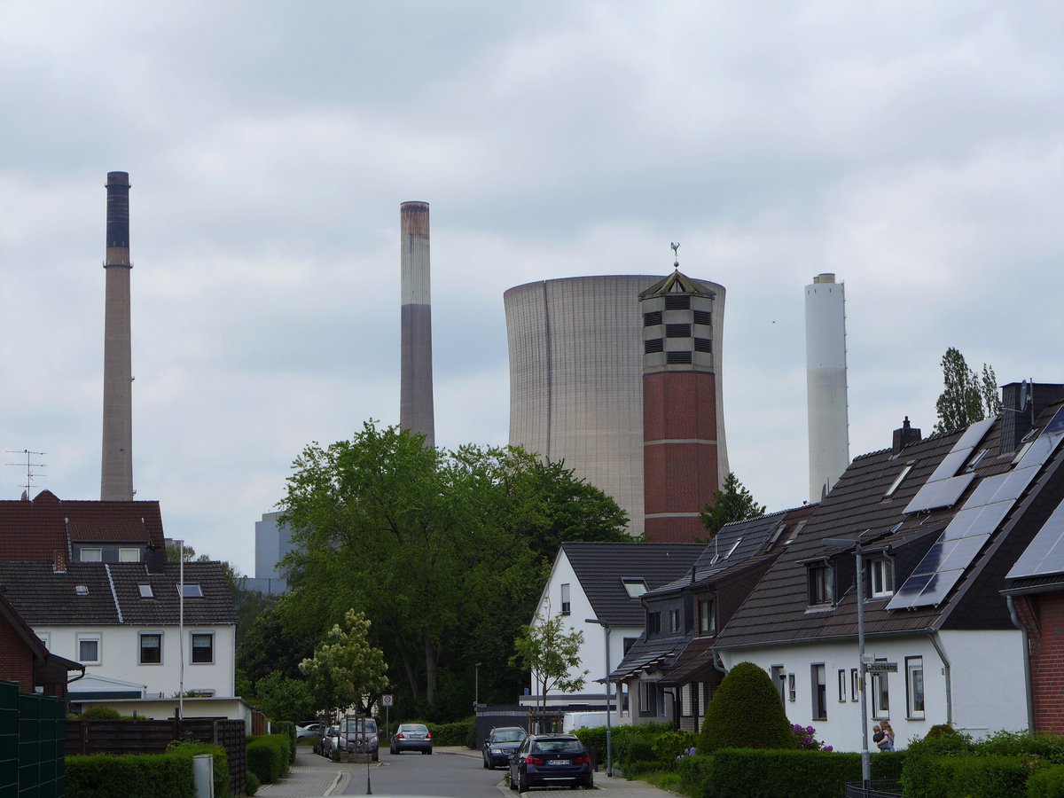 Stanislaus2210's tweet image. Heute vor einer Woche war ich in #Voerde am feuchten #Niederrhein. Der Ortsteil #Möllen steht im Schatten des seit Jahren stillgelegten #Steinkohle-Kraftwerks. Ebenfalls seit Jahren stillgelegt ist die #Kirche #StBarbara. Die #Gottesdienste finden im Pfarrheim statt.