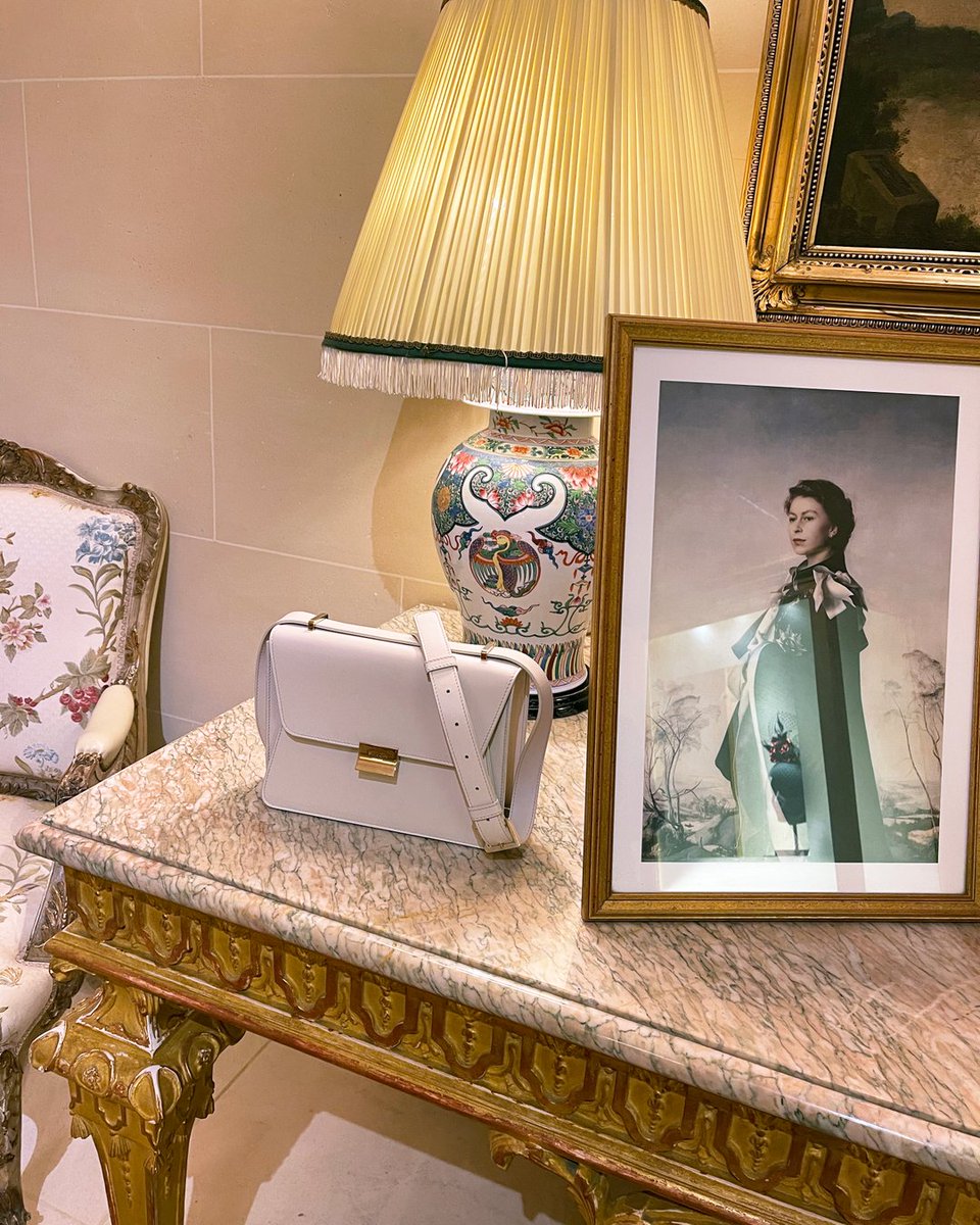 Two Royals next to each other :)

Discover more: sevdalondon.com/collections/ne… #ritzlondon #ritzreveals #londonluxury