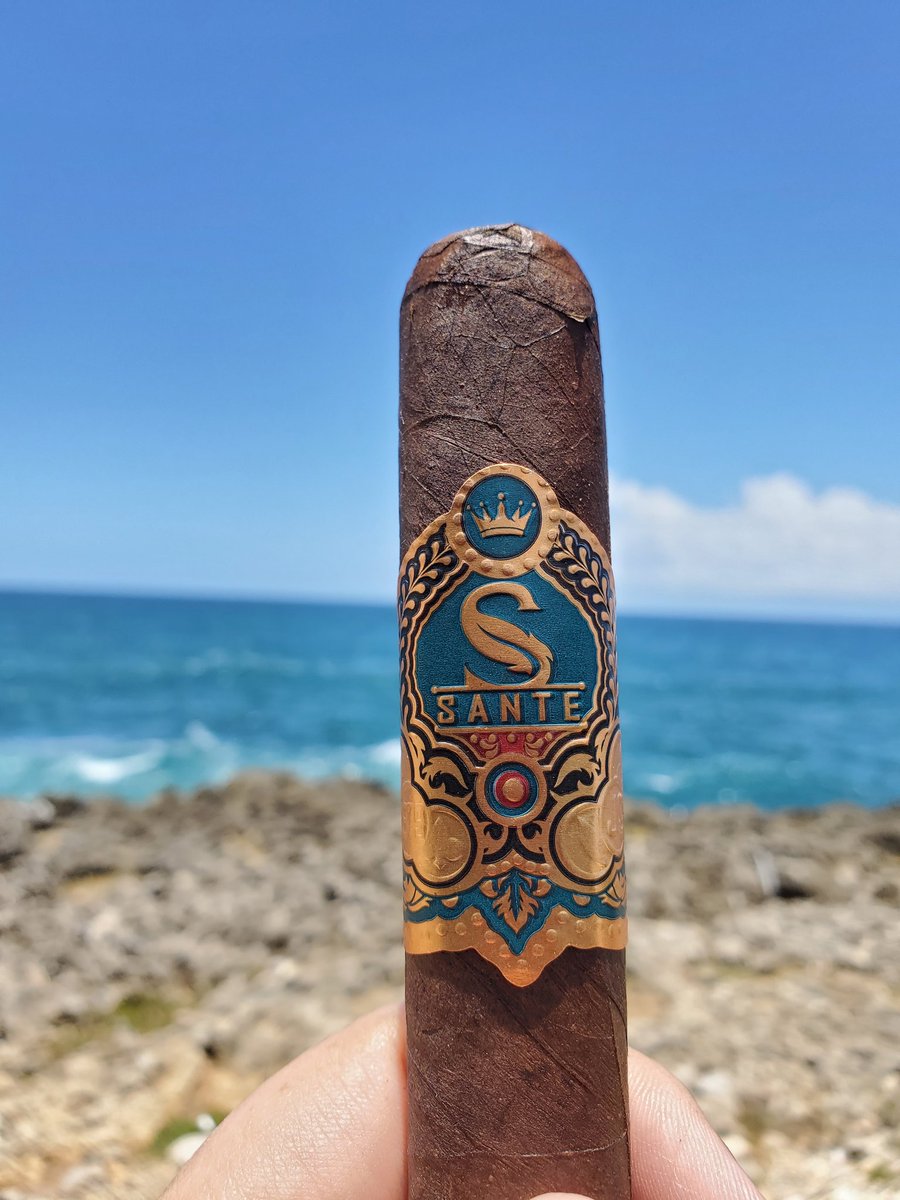 santelises's tweet photo. Las olas y su baile, el sol que nos calienta, la compañía de un cigarro.. y aun con todo eso a mi lado, tu ausencia se hace presente profundamente....
Toro press maduro...
#SantéCigars
#TradicionFamiliarSC
#ExperienciaDePlacerSC
#LaEsenciaDeCompartirMomentos https://t.co/Ge3rIT2ybC
