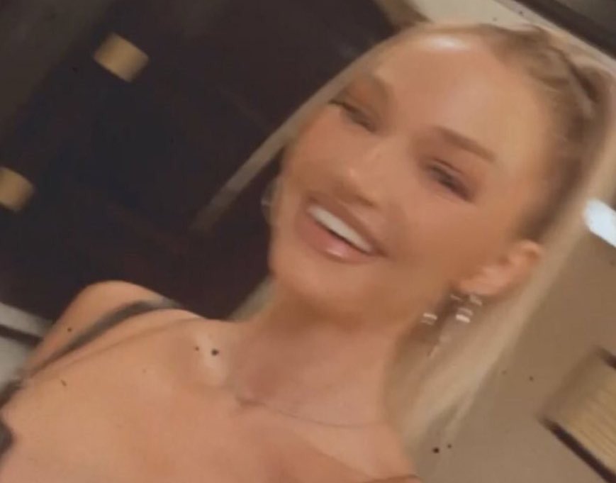 f_124_e's tweet photo. She is my source of happiness🥰 @erikacostell https://t.co/5S8lmz2rNQ