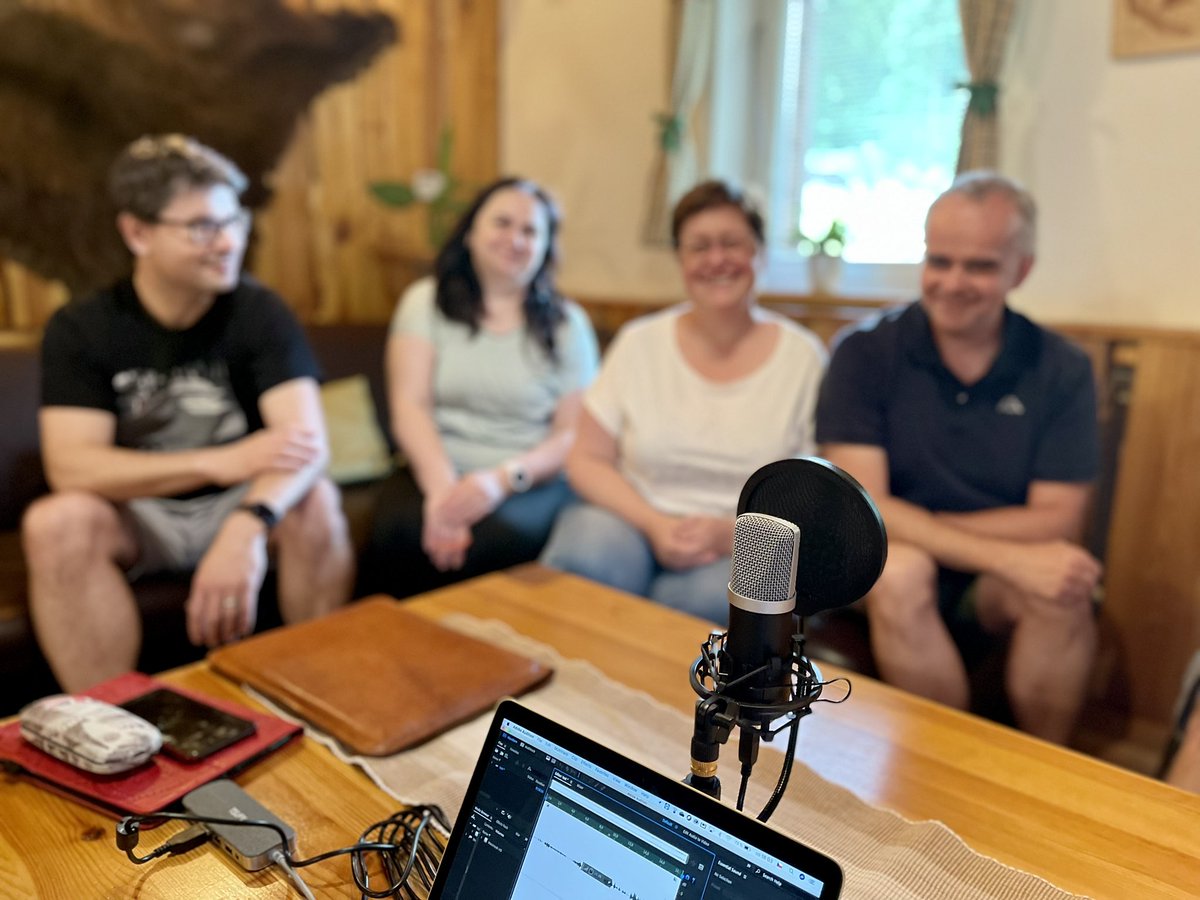 iSkolstvi's tweet photo. Připravujeme nový díl podcastu #ekavarna na téma: Změna RVP a nová informatika. Velmi zajímavá diskuze na toto téma již v červnu na #Applepodcasts a #Spotify hosté: @Libor_Klubal @GavendaPavel @lenkaskybova @kukuslav @JitkaRa @patrman76 @VojtechGybas @bohape moderuje @JanKucerik https://t.co/IxSL93VV5e