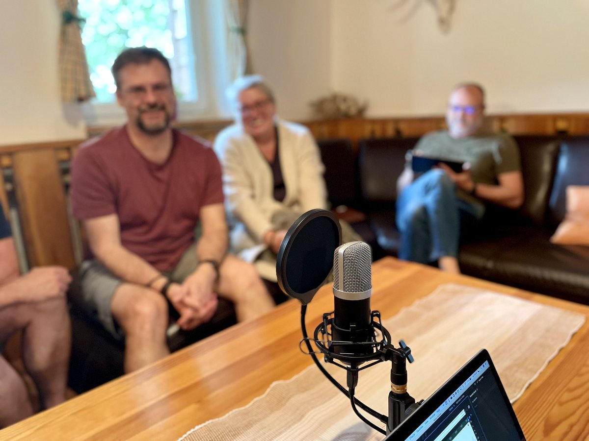 iSkolstvi's tweet photo. Připravujeme nový díl podcastu #ekavarna na téma: Změna RVP a nová informatika. Velmi zajímavá diskuze na toto téma již v červnu na #Applepodcasts a #Spotify hosté: @Libor_Klubal @GavendaPavel @lenkaskybova @kukuslav @JitkaRa @patrman76 @VojtechGybas @bohape moderuje @JanKucerik https://t.co/IxSL93VV5e