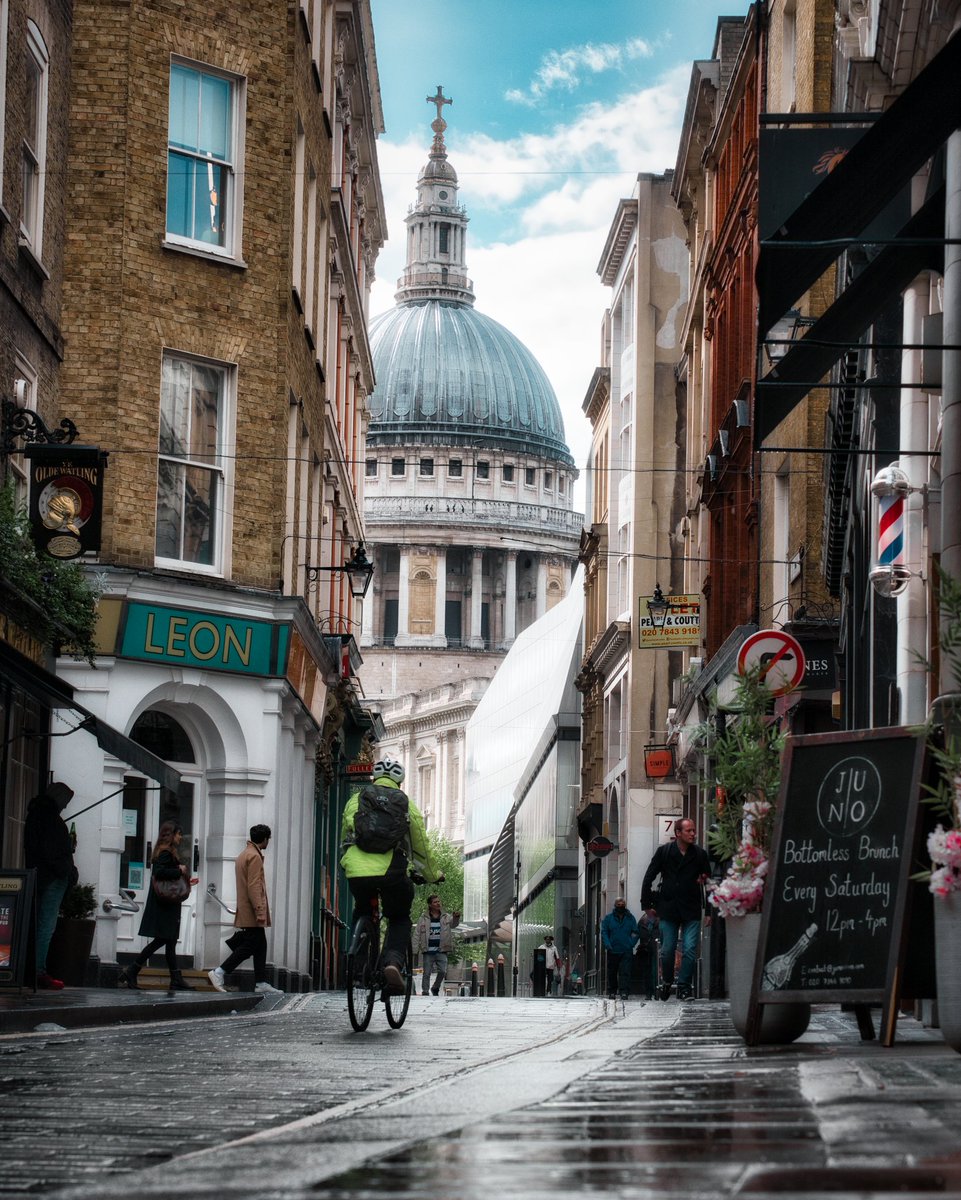 One of my favourite spots in #london what about you? 🙂 #londonphotographer 
#londonstreets
#photography #streetphoto #streetphotography
#StreetArt