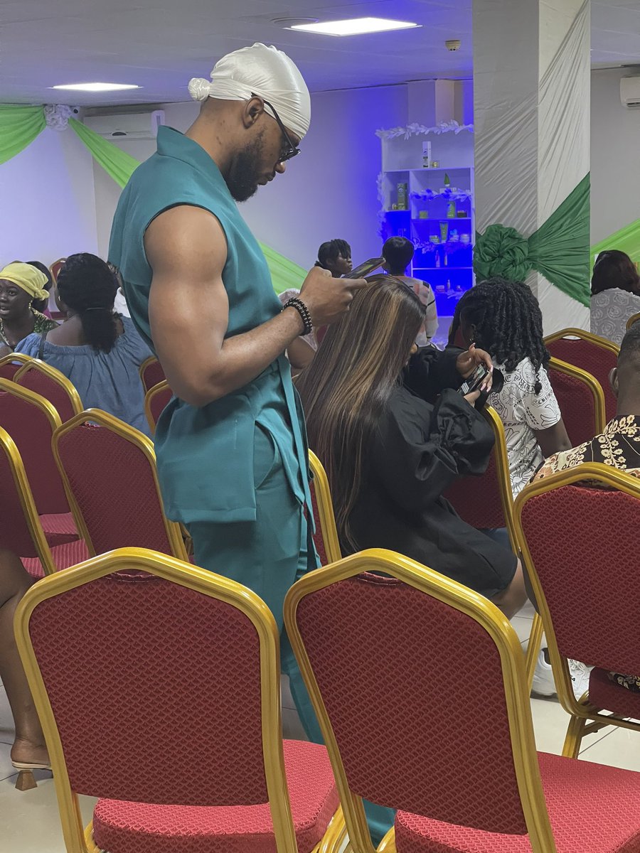 _anima___'s tweet photo. Is the skin for me 😍
Is the arm for me 😍
Is the lady in black in front of him for me 😍😍😂
Is everything for me 💕💕 https://t.co/6lmdBYyb2C