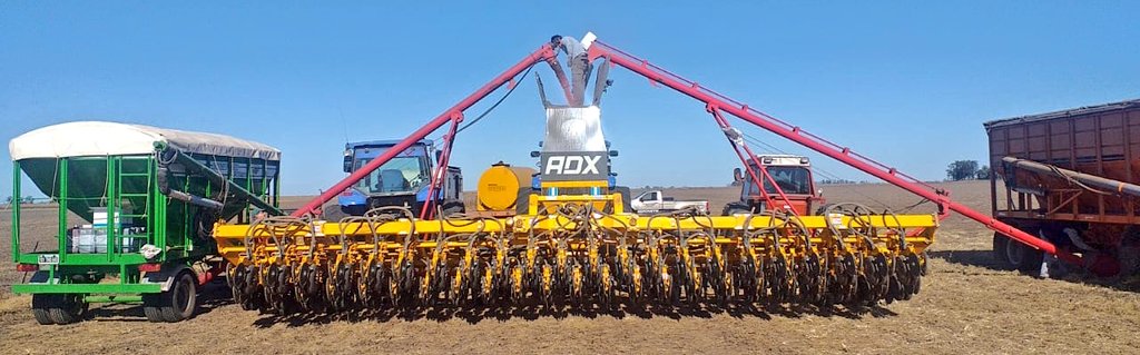 Cuando tenés tolva central y estás apurado... Un lujo la ADX de <a href="/AgrometalArg/">Agrometal</a>