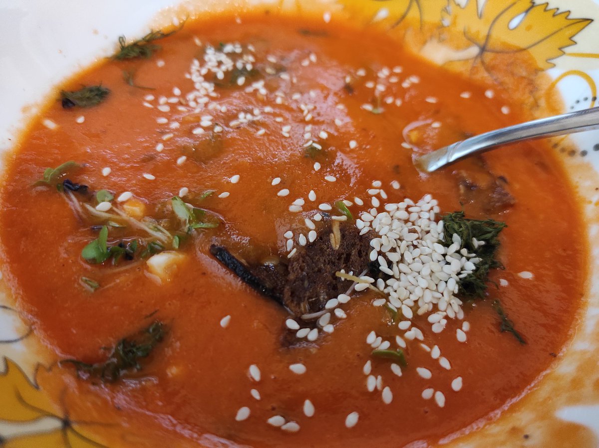 setevushka's tweet image. Раз сегодня спонтанный день фоточек еды, выложу ещё томатный суп, который вчера наконец-то сподобилась научиться готовить. Базовый рецепт, с добавками - чесноком, микрозеленью (базиликом), гренками и укропом. Вкусно. 💓 И не так уж много геморроя, как можно было бы подумать. 🤣