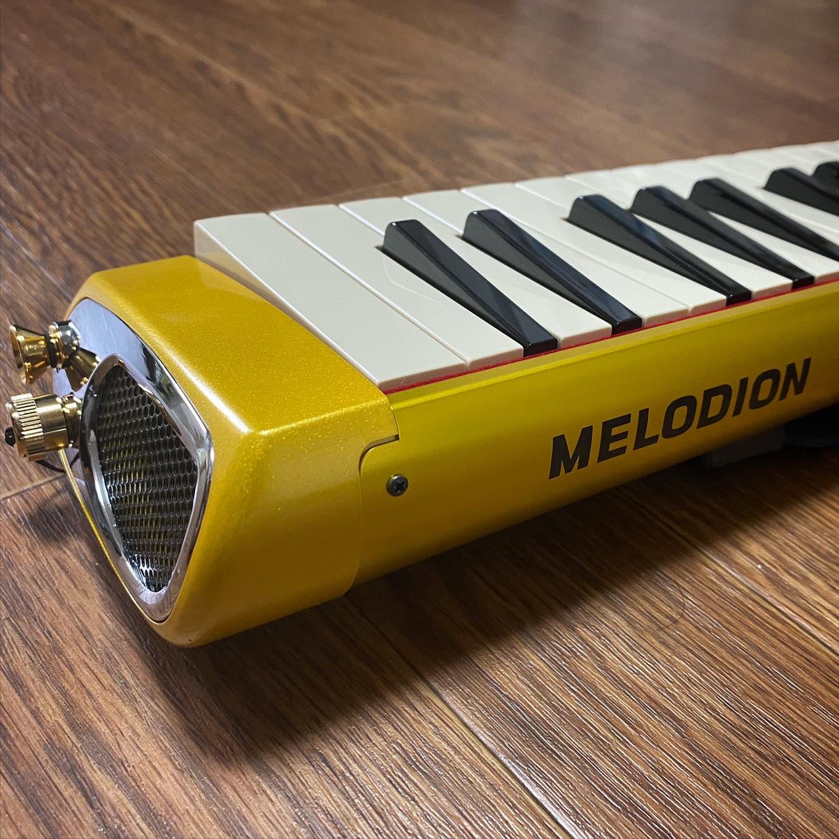 BOKKADENcI's tweet photo. MELODION(スズキ60周年限定モデル)、いつかのBlip Afterライブ中にM-32Cを大破して以来の購入。#pro37v3 #melodion #suzuki60th #shiningyellow https://t.co/4pTt981wYm