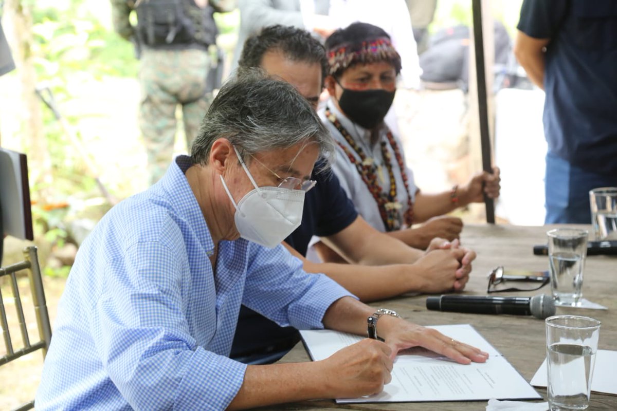 El Primer Mandatario, <a href="/LassoGuillermo/">Guillermo Lasso</a>, y el ministro de @Ambiente_Ec, <a href="/GustavoManriq_M/">Gustavo Manrique M.</a>, presentaron los lineamientos que tendrá Ecuador en su política pública ambiental; pasando a ser el primer país en Latinoamérica en aplicar la #TransiciónEcológica.

#JuntosLoLogramos