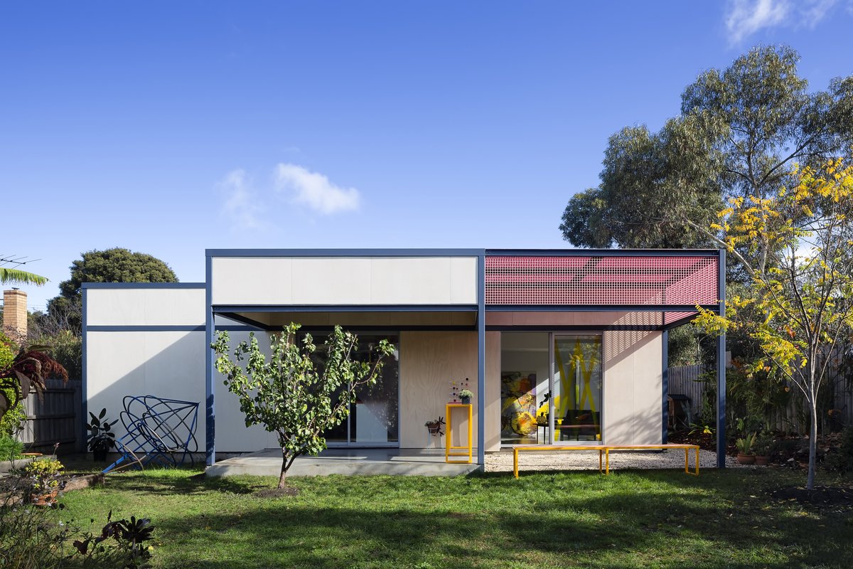 BestGFFF's tweet photo. Though not large, this #modernhome makes a splash anyway. See for yourself. #coolhomes  https://t.co/0mnb56IQS0 https://t.co/JHPWaUmqPc