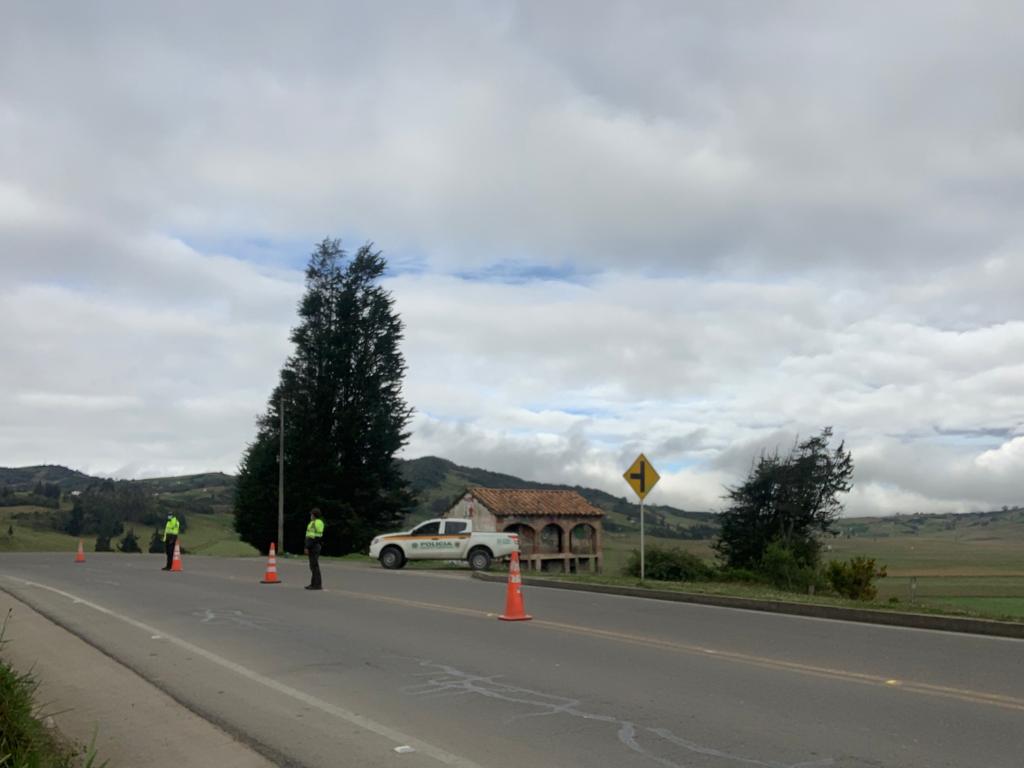 LaFMBoyaca_'s tweet photo. La @PoliciaMTunja realizó la instalación de los dispositivos y puestos de control PLAN EXODO en los diferentes corredores viales: 
Frente terminal transporte 
Km 94 +500 Ventaquemada.
Km 54 + 500 ramal Cómbita 
Km 53 sector Desaguadero 
La Germania y Puente de Boyacá https://t.co/8qiTyctB3c