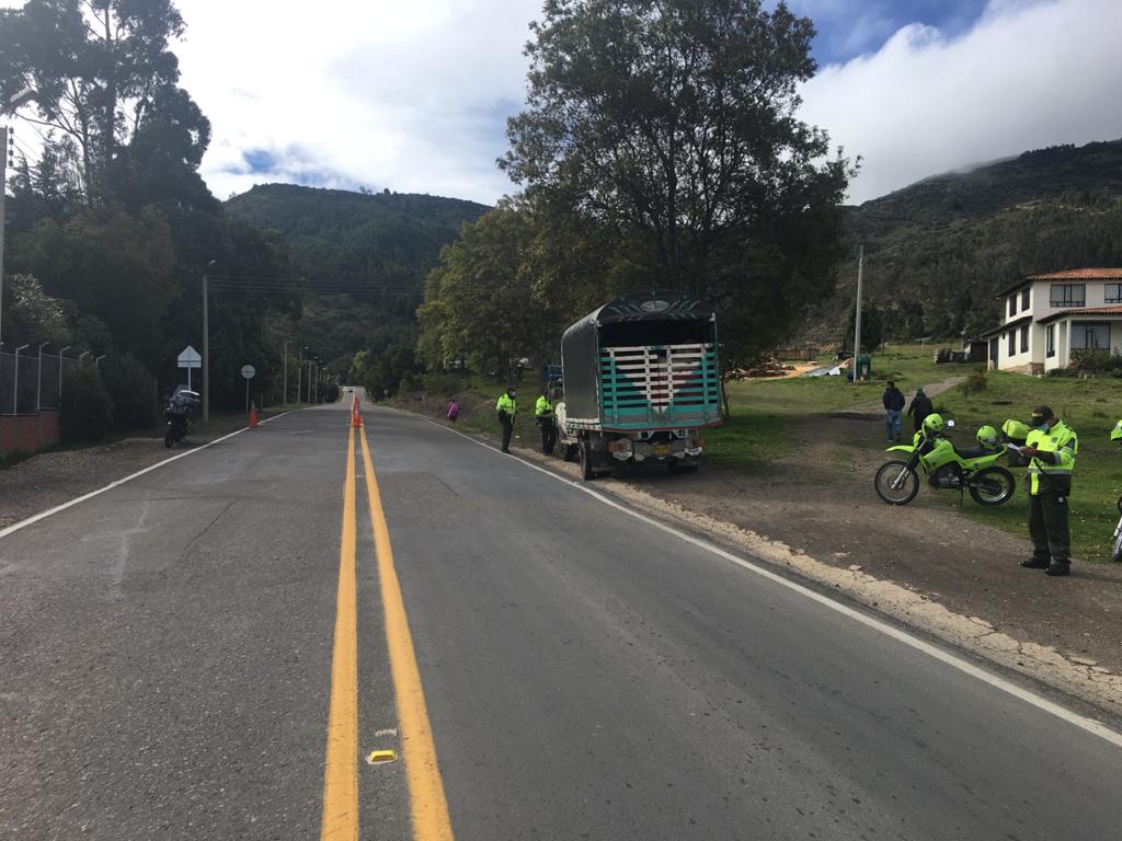 LaFMBoyaca_'s tweet photo. La @PoliciaMTunja realizó la instalación de los dispositivos y puestos de control PLAN EXODO en los diferentes corredores viales: 
Frente terminal transporte 
Km 94 +500 Ventaquemada.
Km 54 + 500 ramal Cómbita 
Km 53 sector Desaguadero 
La Germania y Puente de Boyacá https://t.co/8qiTyctB3c