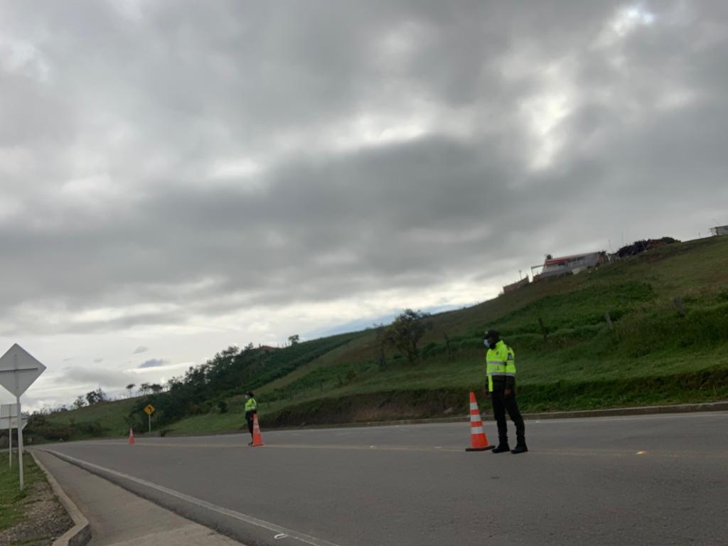 LaFMBoyaca_'s tweet photo. La @PoliciaMTunja realizó la instalación de los dispositivos y puestos de control PLAN EXODO en los diferentes corredores viales: 
Frente terminal transporte 
Km 94 +500 Ventaquemada.
Km 54 + 500 ramal Cómbita 
Km 53 sector Desaguadero 
La Germania y Puente de Boyacá https://t.co/8qiTyctB3c