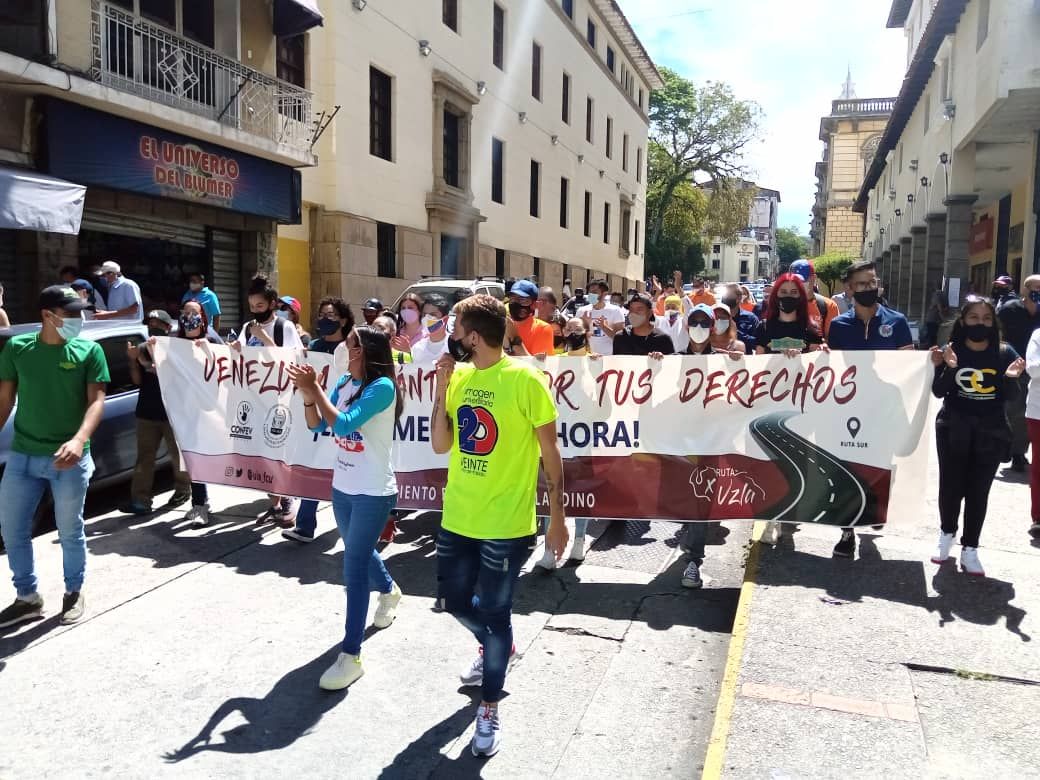 confevme's tweet photo. #5Jun | En #Mérida el Movimiento Estudiantil, junto a las organizaciones civiles y políticas, están presentes en el inicio de la #RutaXVzla.

Desde todos los estados estamos organizados y articulados para luchar por el futuro de nuestro país.

¡No nos rendiremos! https://t.co/qJ4NQXVkZB