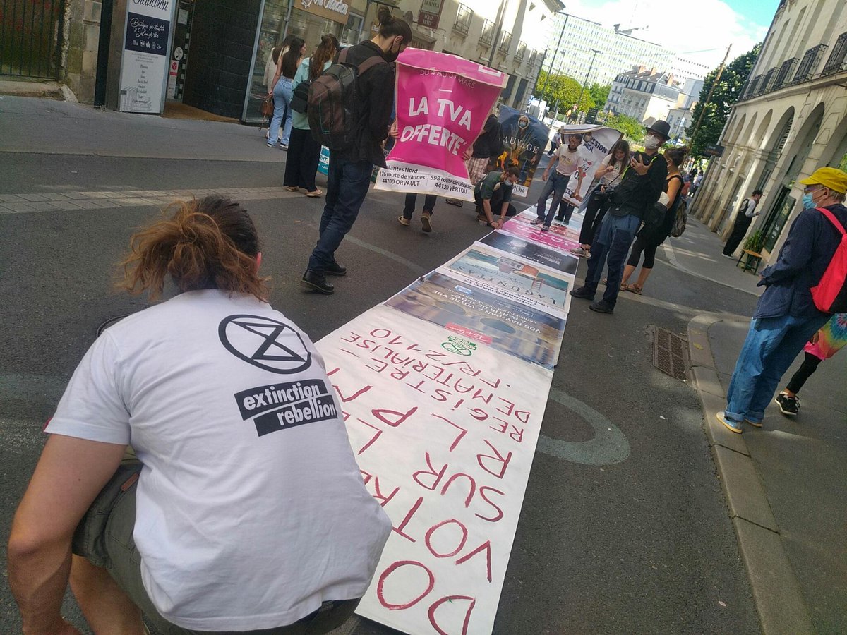 XRNantes's tweet photo. Un ruban de publicités détournées serpente dans Nantes 🐍, de Graslin à Commerce et place Royale, acoompagné du show de nos incroyables hommes-ponchos 🕺💃
700m pour dire stop à l'invasion publicitaire ! #AdWalkChallenge https://t.co/jafzsoRKCD