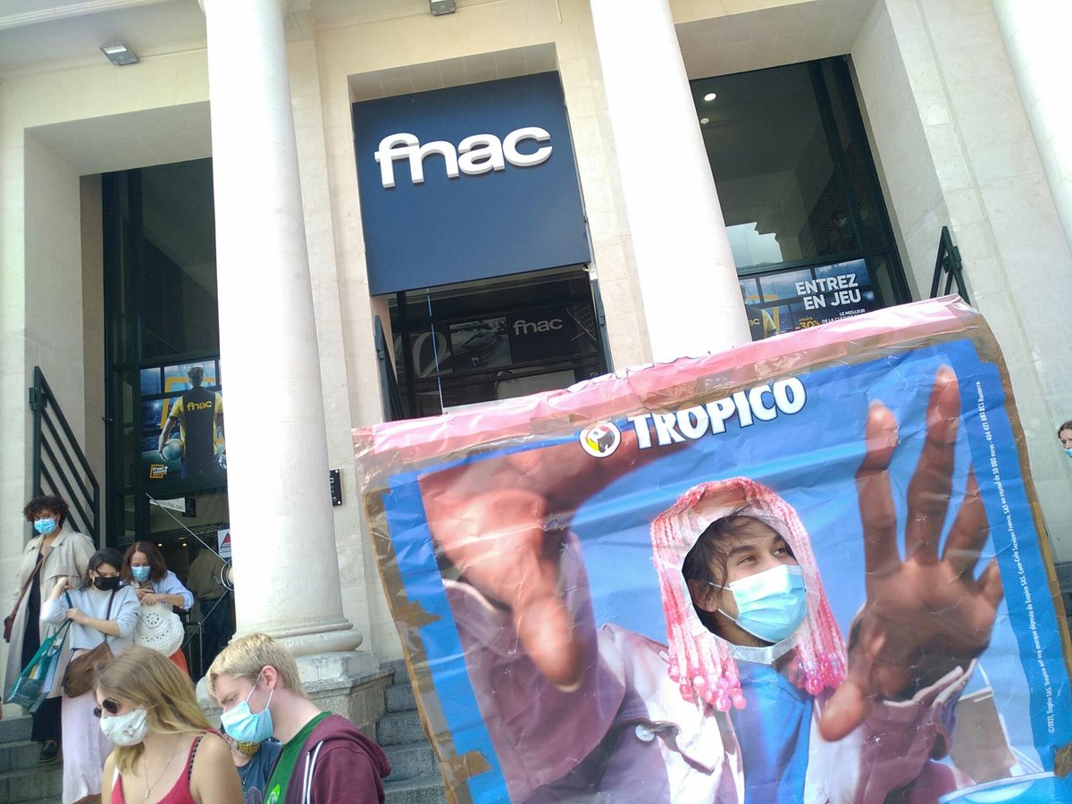 XRNantes's tweet photo. Un ruban de publicités détournées serpente dans Nantes 🐍, de Graslin à Commerce et place Royale, acoompagné du show de nos incroyables hommes-ponchos 🕺💃
700m pour dire stop à l'invasion publicitaire ! #AdWalkChallenge https://t.co/jafzsoRKCD