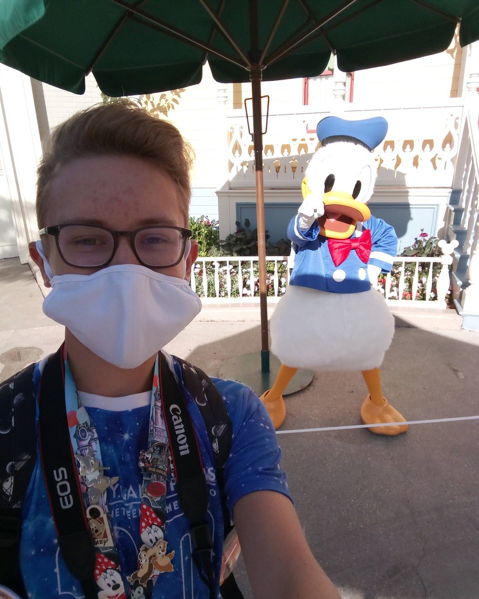 Disney7_Jayson's tweet photo. Rencontre avec Donald ☺️ #DisneylandParis #donaldduck #disney #disney7 #fandisney https://t.co/HvWRvzD6mE
