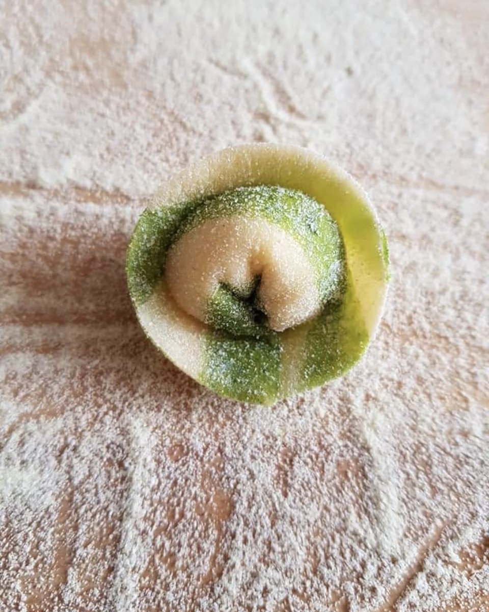 carmela_kitchen's tweet image. The peaceful &amp;amp; solitary cappellacco. Egg &amp;amp; spinach laminated pasta dough filled with blanched spinach, ricotta,nutmeg, @ParmesanUK . For added freshness I added a few chive flower petals. Serve with brodo, browned butter or with oven roasted cherry tomato &amp;amp; roasted garlic sauce.