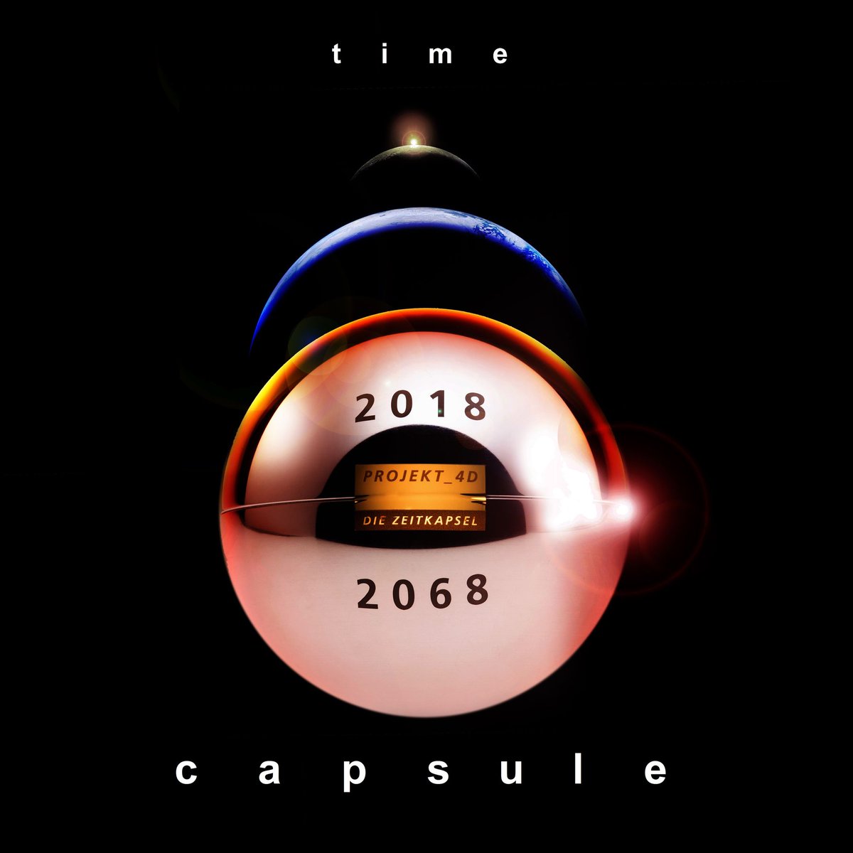 Eine Bildcollage mit der Zeitkapsel selbst und dahinter der Erde, dem Mond und der Sonne - alles vor dem schwarzen Hintergrund des Weltalls. Die Zeitkapsel ist eine spiegelnde Metallkugel, die eingraviert die Zahlen 2018 und 2068 trägt - plus ein goldenes Etikett als Siegel, auf dem "Projekt 4D" steht.