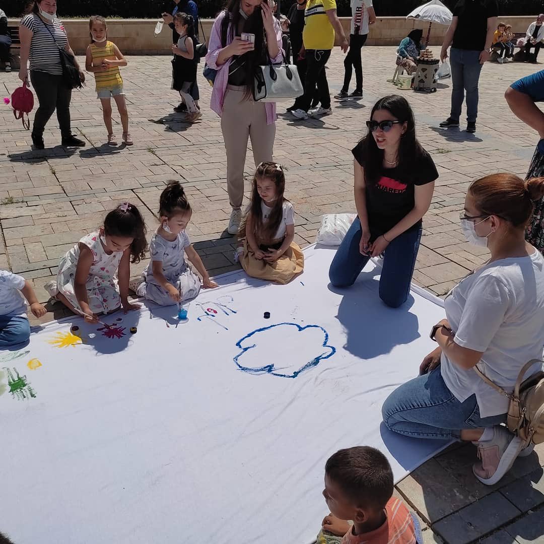 Konak Gençlik Kolları Başkanımız @mugeozturk_ ve Teşkilat Mensuplarımız 5 Haziran Dünya Çevre Günü Münasebetiyle Konak Meydanında Sordukları “Nasıl Bir İzmir Hayal Ediyorsunuz?” Sorusuna Geleceğimiz Olan Çocuklarımız Fırçaları ile Cevap Verdiler 

#sendedoğanınbirparçasıol