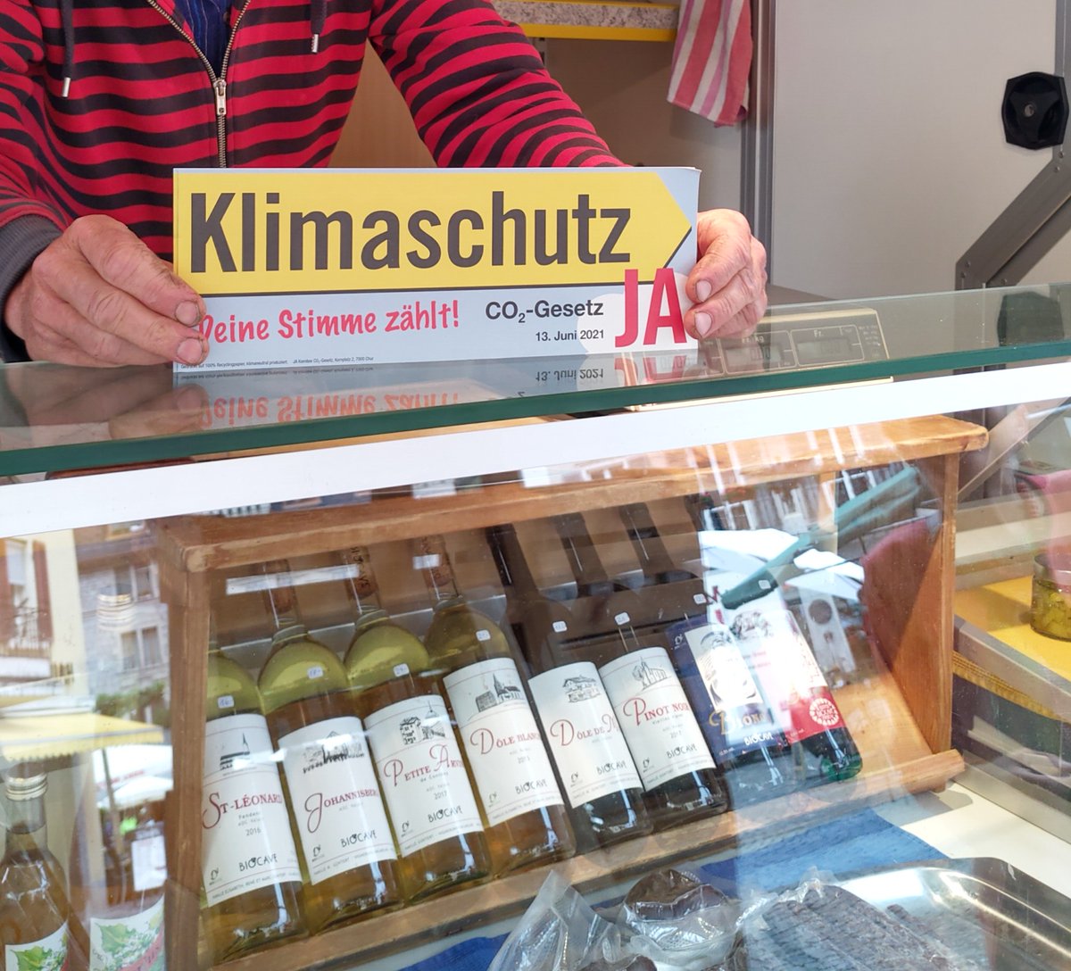 Klimaschutz JA natürlich auch im #Wallis am Biomärt #Brig-Glis. Vor dem #Apero an die Urne!
#Co2GesetzJa <a href="/Violapamherd/">Viola Amherd</a> <a href="/Ang_escher/">Angela</a> <a href="/JaCO2Gesetz/">JA zum CO2-Gesetz</a> <a href="/ThBurgener/">Thomas Burgener</a> <a href="/bwolf1967/">Brigitte Wolf</a> <a href="/walliserbote/">walliserbote.ch</a> <a href="/SebastianGlenz/">sebastian glenz</a>