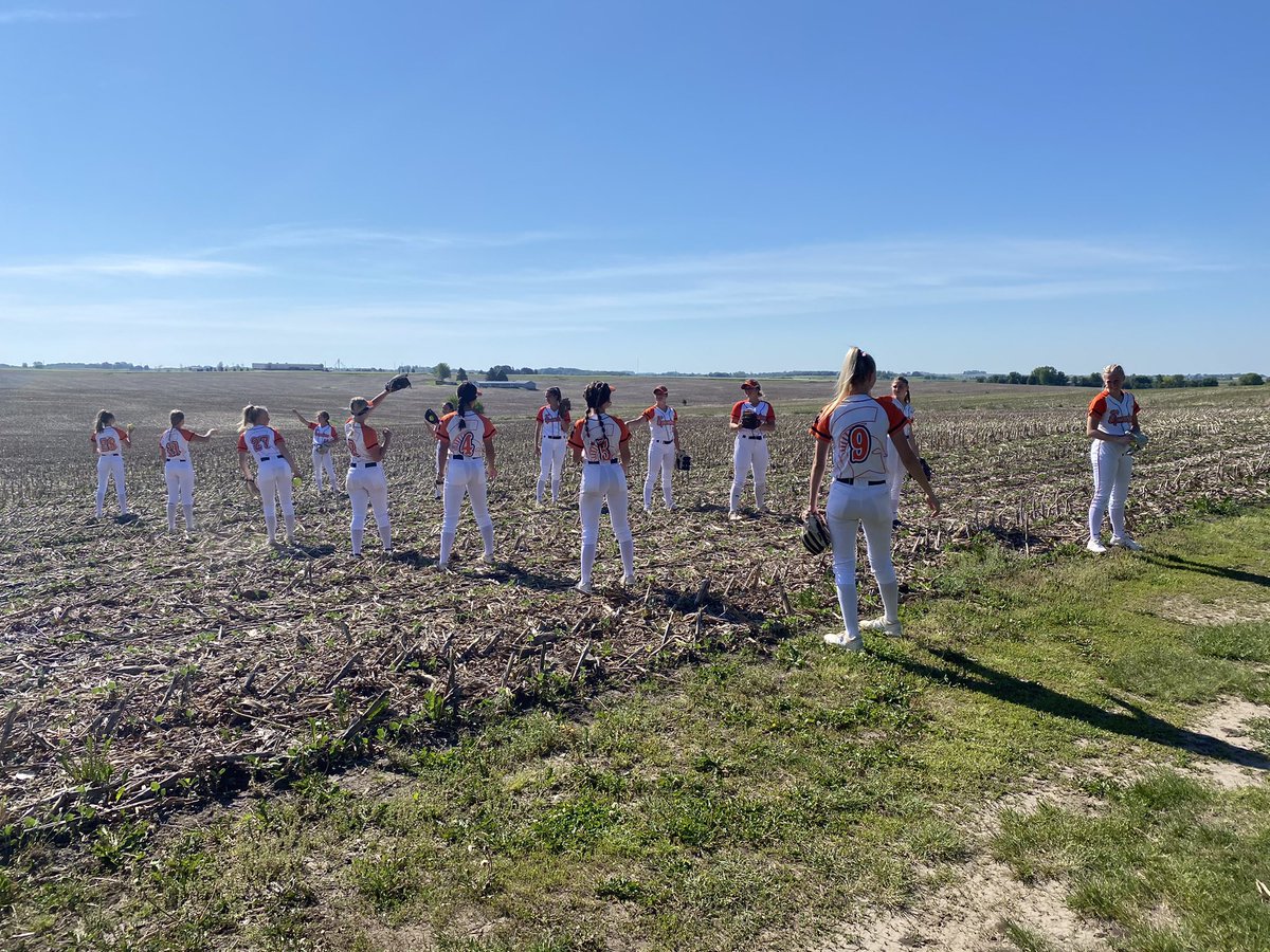 SoftballSolon's tweet photo. Children of the corn! #Iowachill https://t.co/MzAwywHuTb