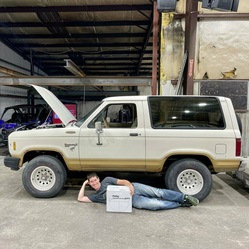 WatchJRGo1198's tweet photo. Next time I do this it needs to be with a 3rd gen F-Body to really complete the aesthetic 😎 #WatchJRGo #ford #broncoii #bronco2 #holleysniper #efi #makecarsbetter #diy #carrepair https://t.co/z0LTTUrUm1 https://t.co/v7I9TIW7Mw