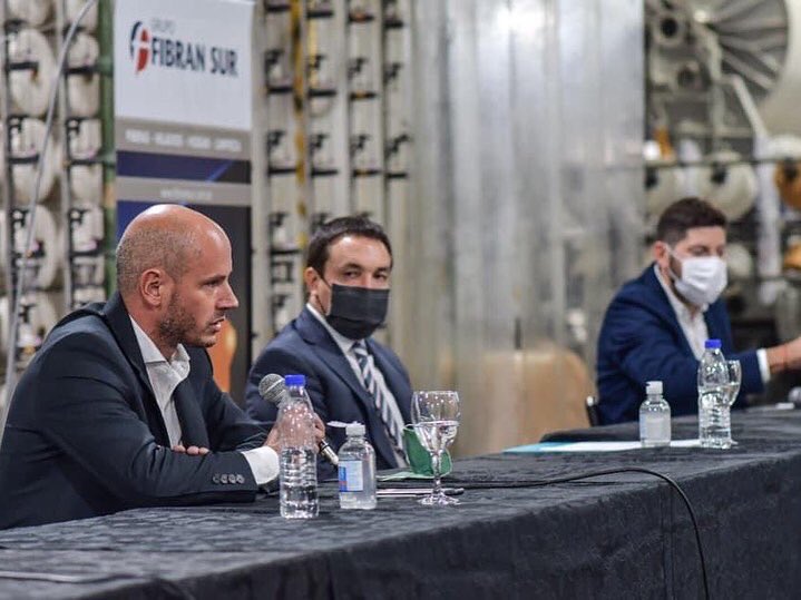 TatadelaFuente's tweet photo. 🔹El evento se llevó a cabo en la empresa textil #FibranSur; y el intendente municipal @Andreswatsonok estuvo acompañado por #MaximilianoGomez, Director Comercial de la compañía, @dmvasco presidente del @bice_arg , @danielscioli Embajador Argentino en Brasil; y @GuilleMerediz. https://t.co/e05aBSefLI