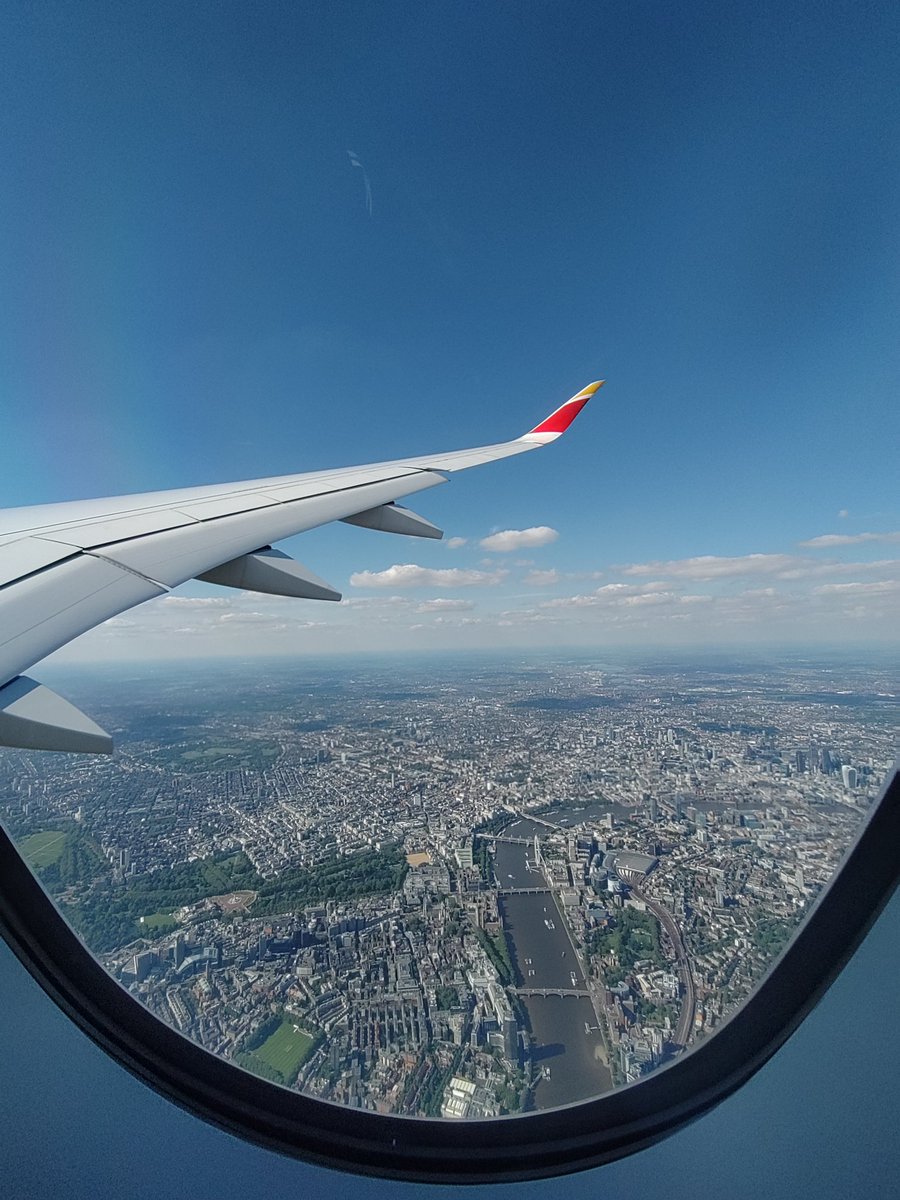 Wadycesar's tweet photo. Hoy se han alineado los astros y gracias a que hacía buen día en Londres y que he llegado a Heathrow en vez de a otro aeropuerto, he podido hacer alguna foto de la ciudad desde la ventanilla del avión... https://t.co/BEUP4JZgYf