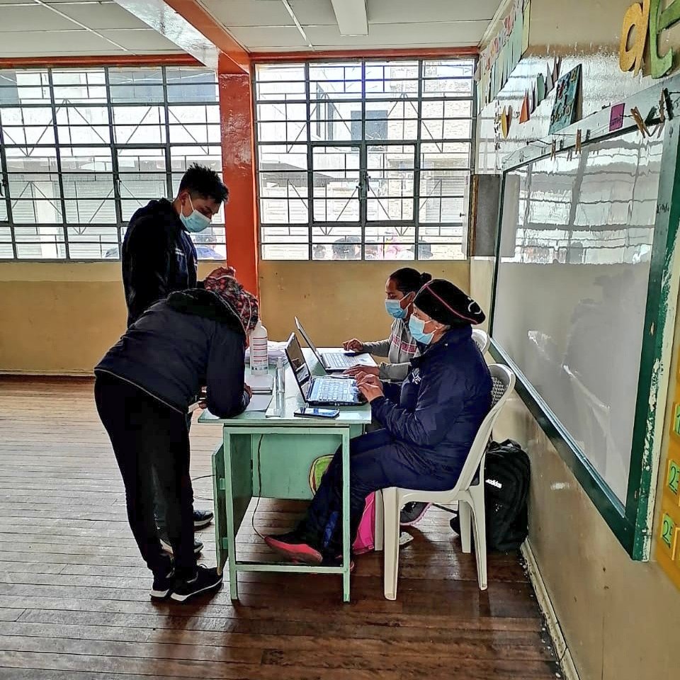 GoberTungurahua's tweet photo. #PlanVacunación9100 | El día de hoy en el cantón Píllaro, el equipo de la @GoberTungurahua verificó que el proceso de inmunización se desarrolle cumpliendo las normas de bioseguridad establecidas a nivel nacional.  

#JuntosLoLogramos
#GobiernoDelEncuentro https://t.co/KLkmui7sCQ