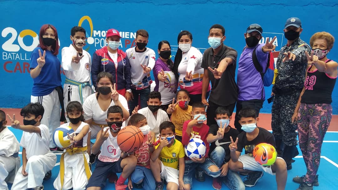 vargas_mimou's tweet photo. Llegando fotografía de nuestra #Muchachada en Tinajitas, La Pastora, recibiendo la cancha rehabiltada para sus actividades deportivas 👏🏿👏🏿 🏀 Plan Caracas Patriota Bella y Segura #RumboACaracabobo @NicolasMaduro @gestionperfecta @harolclemente https://t.co/qBwrBxN7NY