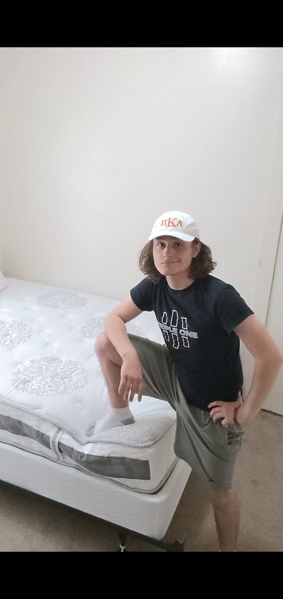 MasonMandolfo's tweet photo. New bed. Who dis? https://t.co/YNvEM5U8eR