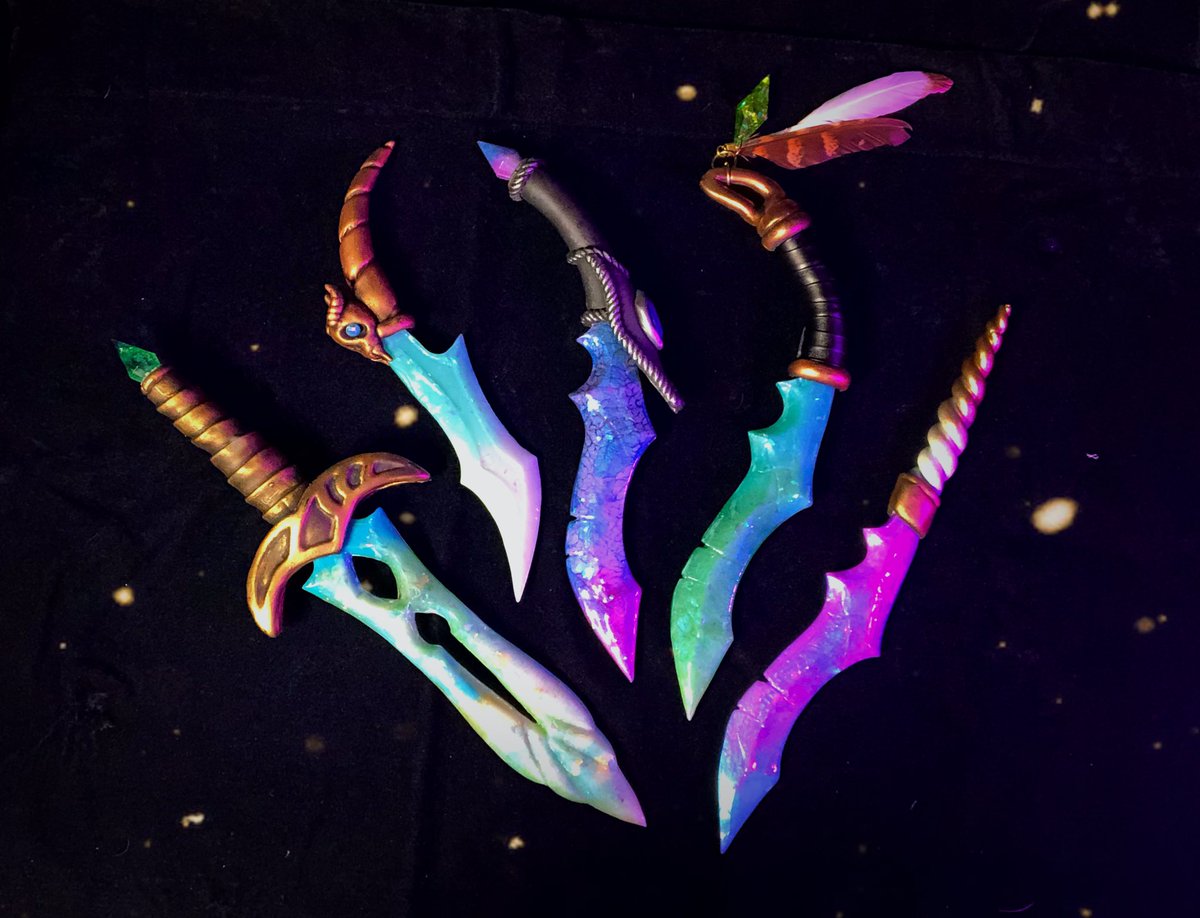 CheeseCakePand1's tweet photo. I have a new video up! This one shows you how to make cool fantasy daggers like these methods!

https://t.co/TWrmsCMPFj

Worbla used in this video kindly provided by @WorblaNA 
#daggers #fantasy #propwork #cosplayprop https://t.co/35BXYnhDtW