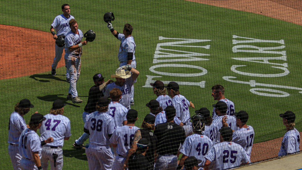 tnusports's tweet photo. How it started for @Ethan_Harrison6, how it's going ... #BlueCollarBoys lead Tampa Spartans 6-3, going to the sixth
watch/share - https://t.co/kEl2gVZYd8
#PurpleReigns
#StillThirsty
#D2BSB https://t.co/0Y1hOTHU2f
