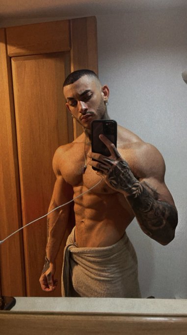 Mirror selfie!💦 https://t.co/b14zifbS26