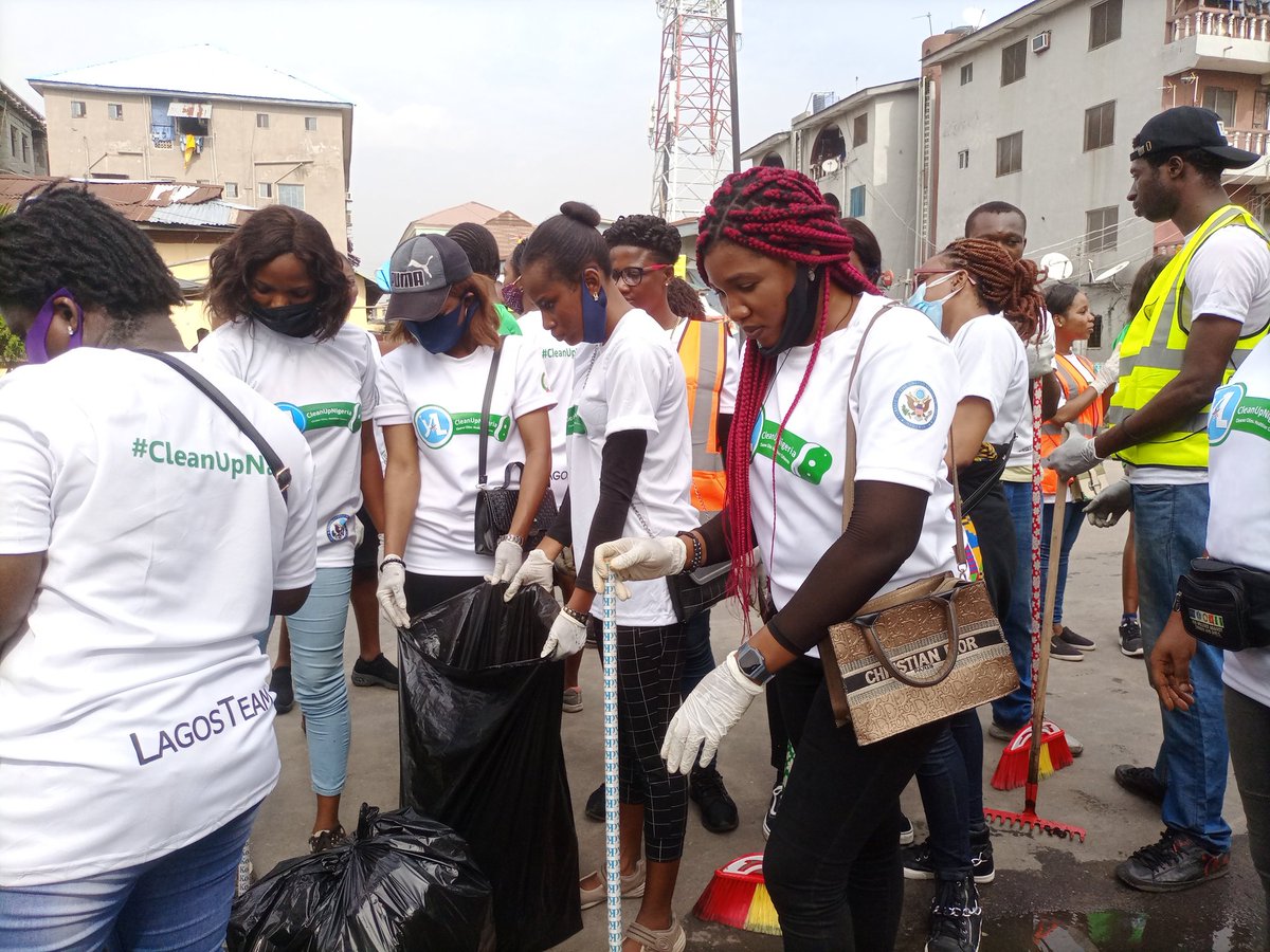 YaliRLCAlumNgSW's tweet photo. CleanUp activities ongoing by the YALI Lagos Community
#Yaba #TeamDeenalSchool #YALIRLCAlumniNG
#MWFAAN
#KeepLagosClean
#WorldEnvironmentDay2021
@KeepNaijaClean
@Yalirlcalumning 
@yalinetworklag 
@WashFellowship 
@YaliRLCAlumNgSW 
@YALINetwork https://t.co/4L34UXjUEp