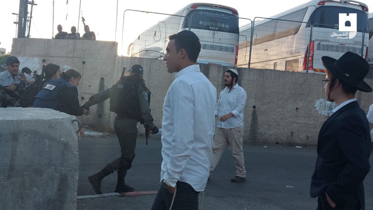 horeirah's tweet photo. This is how Guevara Al-Budairi was taken from Sheikh Jarrah because she was documenting the occupation’s attacks on the solidarity activists and residents in the neighborhood.
#SaveSheikhJarrah #FreePalestine https://t.co/B82VjQIlZO