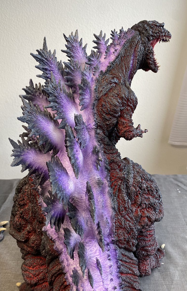 Shin_Gojira_66's tweet photo. Whole figure comparison part II: There are pros and cons on both sculpt: The sheer size and hight of the OBS vs. the finely detailed sculpt on the GS. Both are somewhat stylized & not screen accurate sculpt-wise. I‘d have a hard time to choose one over the other. #Ezhobi #XPlus https://t.co/dxQsZKV4un