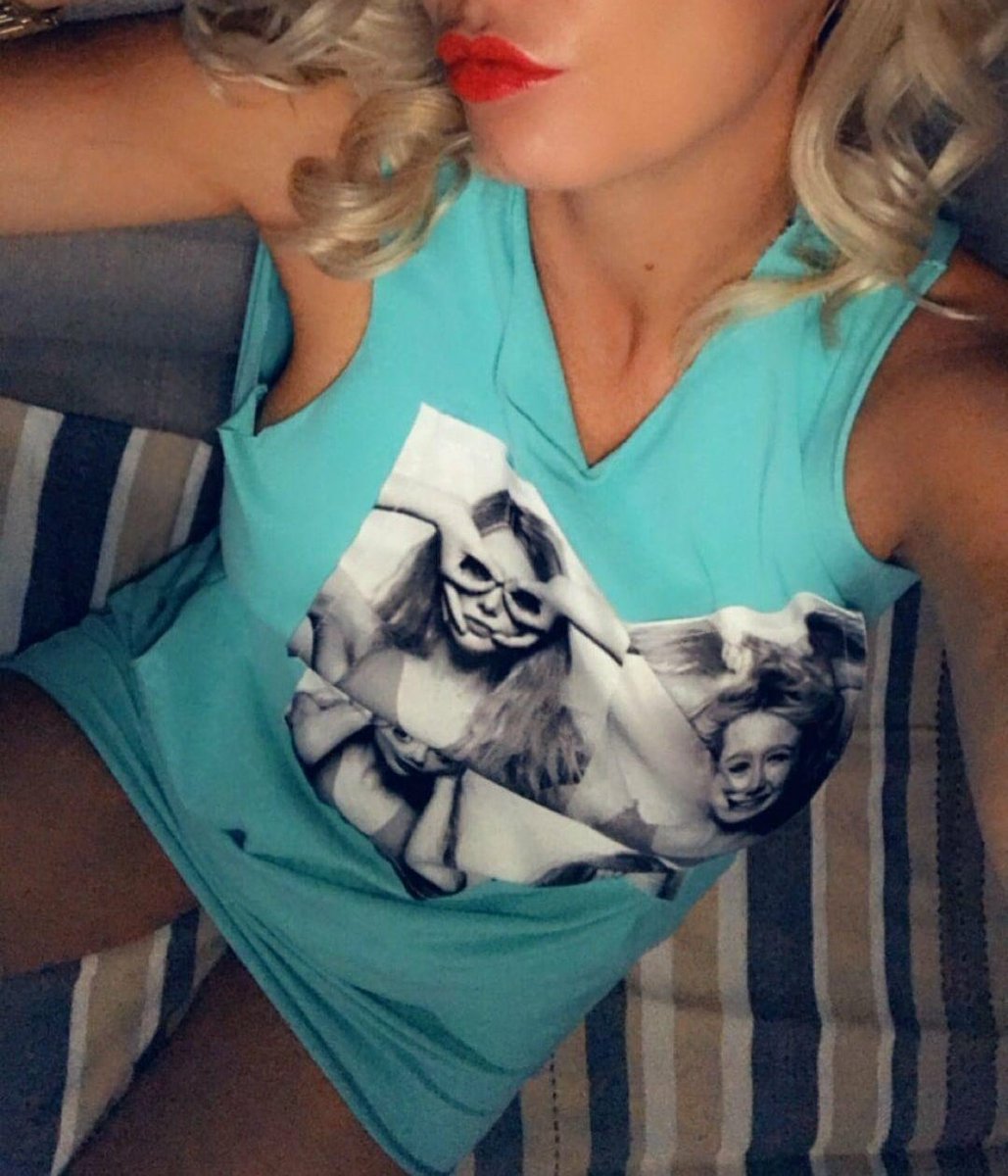 Erikauk3's tweet photo. Divorced at 41! Di you still find me sexy? Rt and Comment if yes x https://t.co/Qc6DVlCIAX