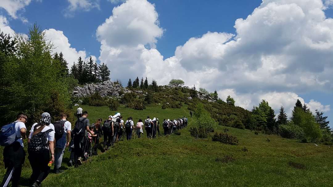 llungarotti's tweet photo. On #WorldEnvironmentDay I spent the day hiking with #Zelenamreža youth, cleaning and enjoying the mountains around Sarajevo. 

Grazie @italyinbih @minasio and #youth leading the way and showing us how beautiful and green this country is. 🇧🇦

#LetItBiH #Cop26 #Youth4Climate https://t.co/FSAsm5fzin
