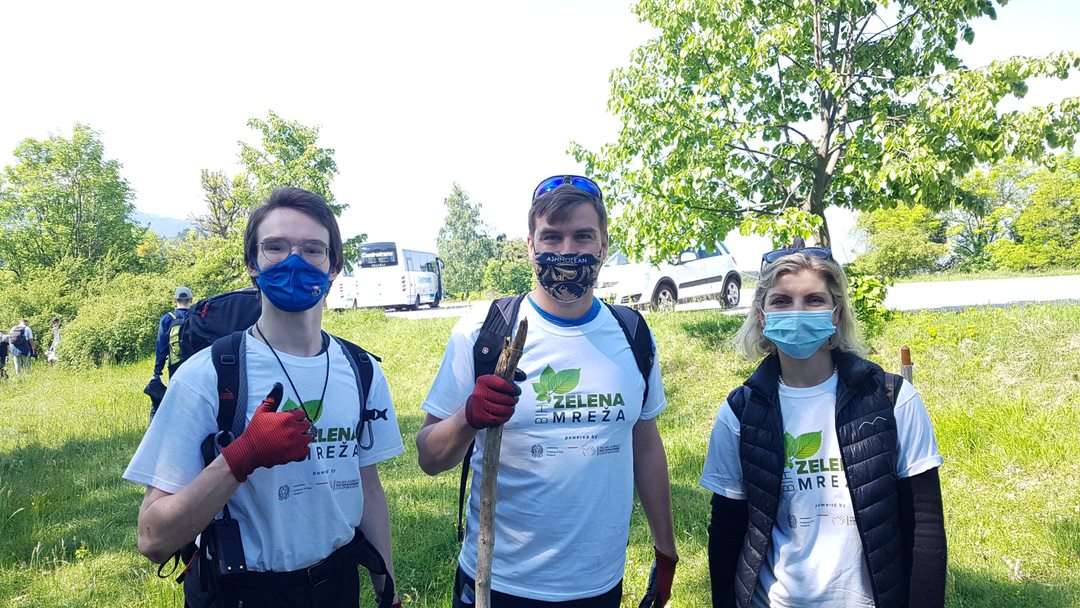 llungarotti's tweet photo. On #WorldEnvironmentDay I spent the day hiking with #Zelenamreža youth, cleaning and enjoying the mountains around Sarajevo. 

Grazie @italyinbih @minasio and #youth leading the way and showing us how beautiful and green this country is. 🇧🇦

#LetItBiH #Cop26 #Youth4Climate https://t.co/FSAsm5fzin