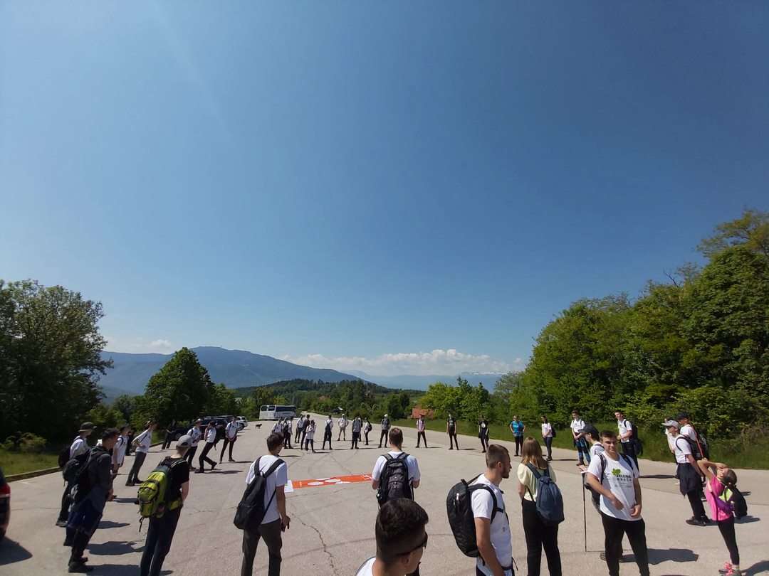llungarotti's tweet photo. On #WorldEnvironmentDay I spent the day hiking with #Zelenamreža youth, cleaning and enjoying the mountains around Sarajevo. 

Grazie @italyinbih @minasio and #youth leading the way and showing us how beautiful and green this country is. 🇧🇦

#LetItBiH #Cop26 #Youth4Climate https://t.co/FSAsm5fzin