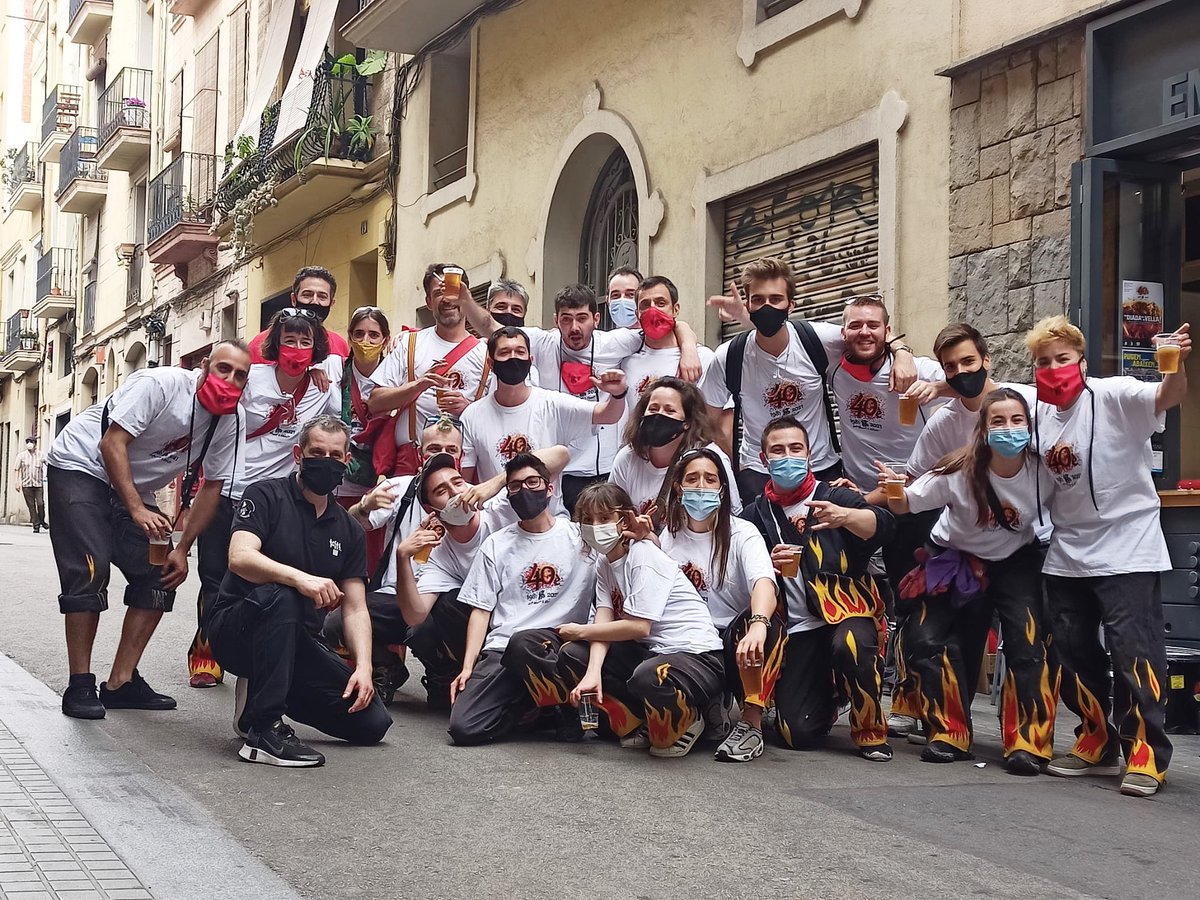 🥳 Avui al <a href="/TastaGracia/">Tasta Gràcia</a> hem tingut la visita de la <a href="/VellaDeGracia/">Vella de Gràcia</a> i <a href="/AtzeriesVella/">Atzeries de la Vella</a> per molts anys amics!! 

🔥40 anys, Visca la Vila de Gràcia! Visca la cultura popular!