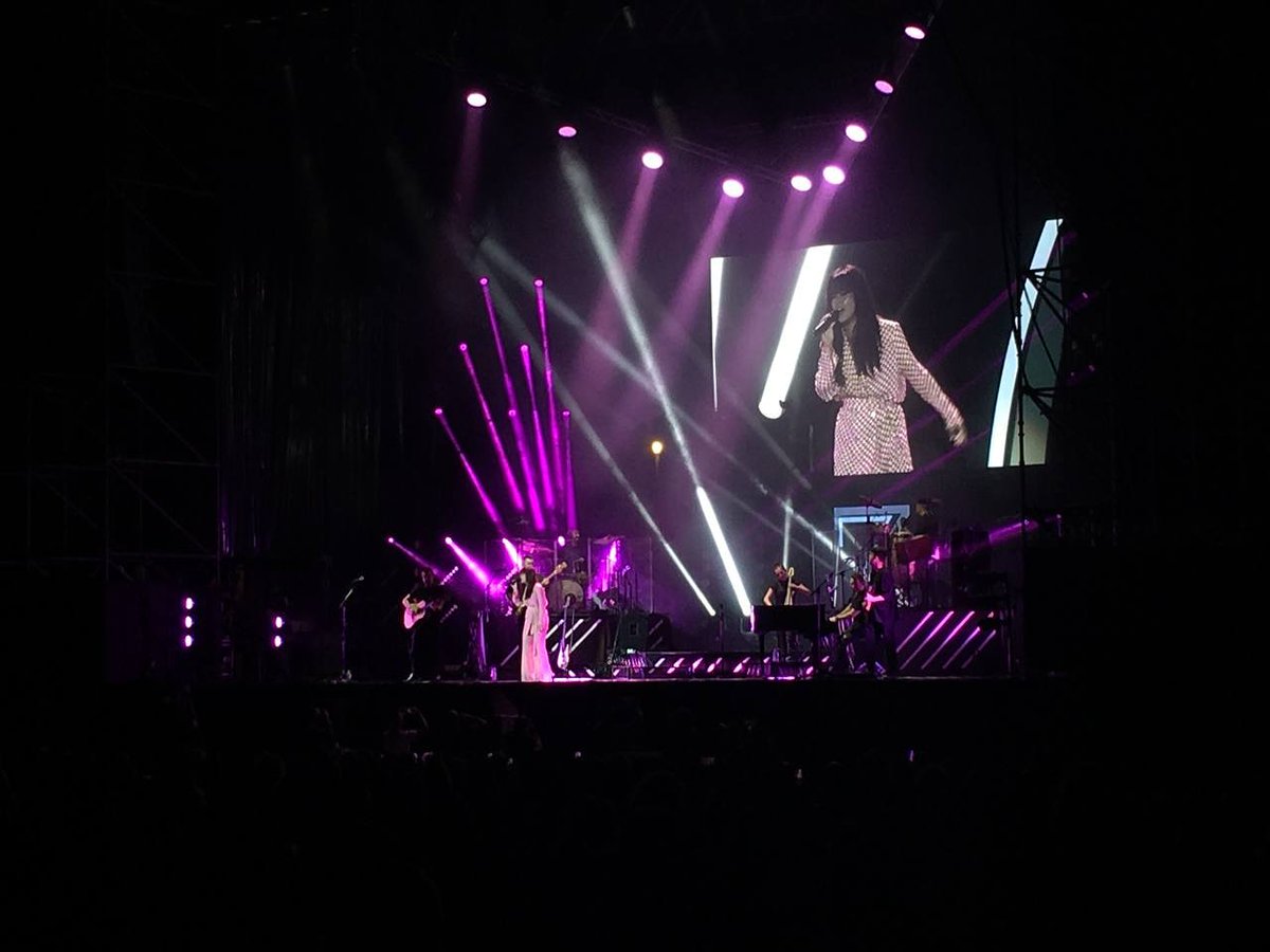 La impresionante entrada de <a href="/vanesamartin_/">Vanesa Martin</a>  al <a href="/MalagaAuditorio/">Auditorio Málaga</a> de la mano de <a href="/grupo_mundo/">Grupo Mundo</a>  es recibida por el público con aplausos y una gran ovación.

Hoy va a ser ME-MO-RA-BLE y tú puedes decir eso de #YoEstuveAhí