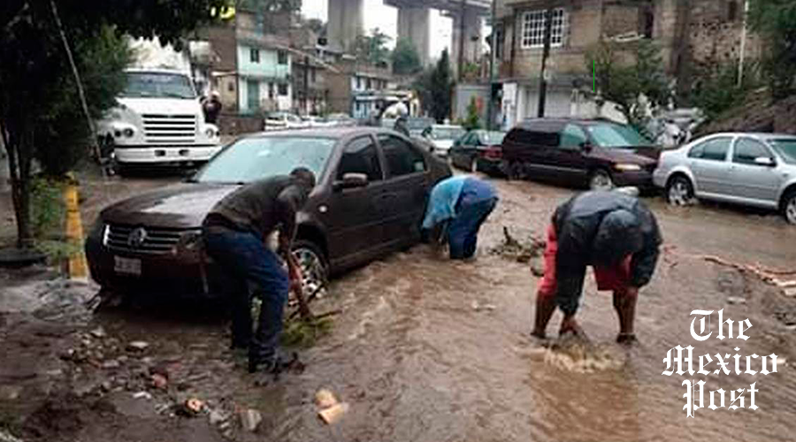MexicoPost's tweet photo. #Tormenta deja daños en 37 casas y varios vehículos en #Atizapán, Estado de México y las autoridades #apoyaron de manera prioritaria a #vecinos con más de 300 servidores públicos del gobierno. https://t.co/89RzZWmKkl